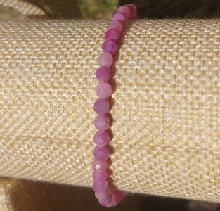 Foto von Edelsteinarmband aus Naturstein Armband, rosa Rubin facettiert, 04 mm Kugeln.