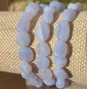 Foto von Edelsteinarmband aus Naturstein Armband, blauer Chalcedon , Trommelsteine, 08-12 mm.