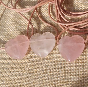 Foto von Edelsteinanhänger aus Naturstein Anhänger Herz Rosenquarz gebohrt