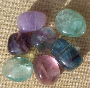 Trommelsteine Fluorit Farbmischung (China) – Naturstein, Edelstein, Mineralien, Sammlerstück.