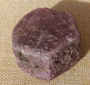 Foto von Korund-Rubin Kristall, 0.17 Kg (Mosambik) – Naturstein Edelstein Mineralien