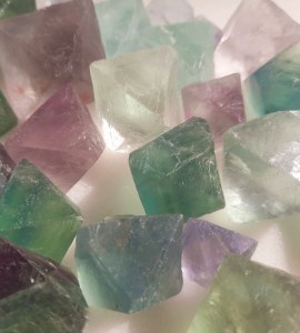 Lot: Fluorit Oktaeder, 304 Gramm – Spitzen Natur online kaufen